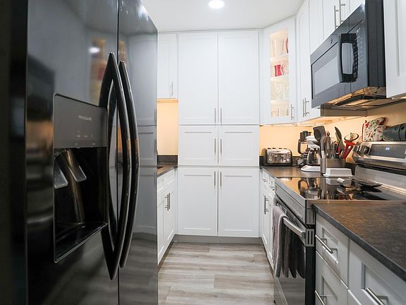 4th image of 407 Old South Circle #407
