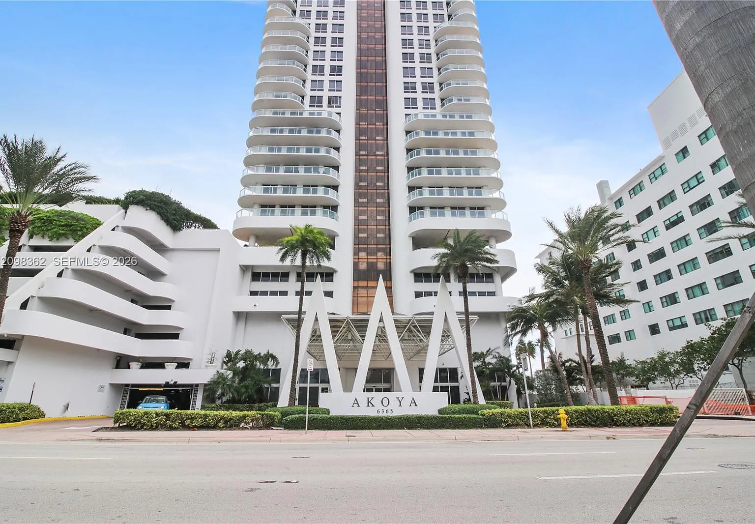Akoya Condo — Photo 1