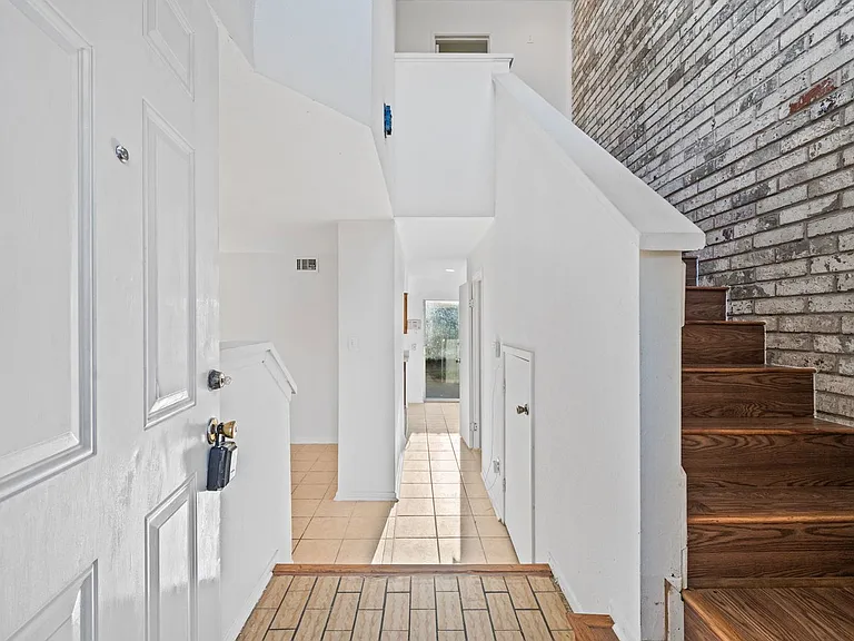 6463 Cambridge Glen Ln — Photo 4