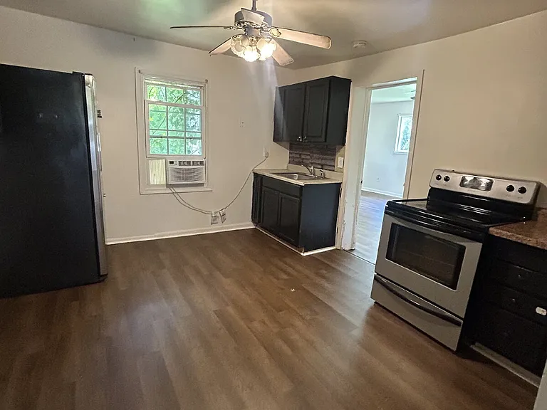 472 Hill St — Photo 3