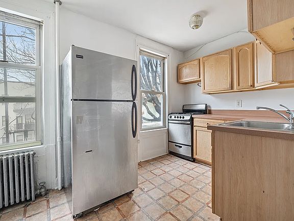 2nd image of 961 Lorimer St #3