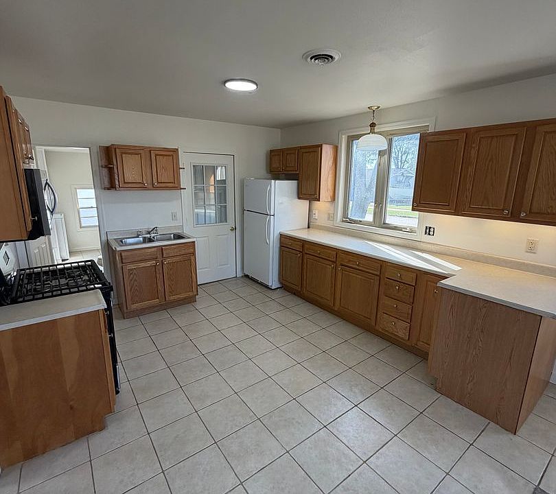 1st image of 304 E Gruenwald Ave