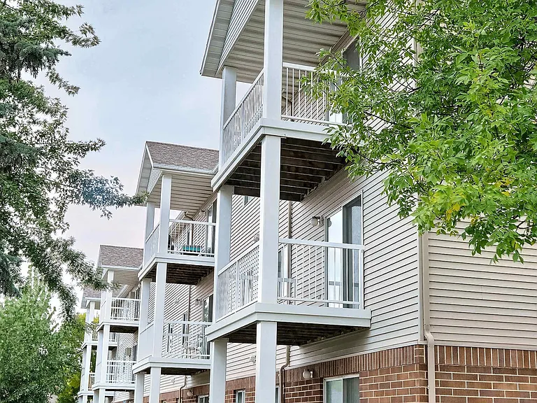 Fargo, ND Oxford Apartments | Exterior