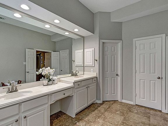 2nd image of 3212 Hawthorne Ct