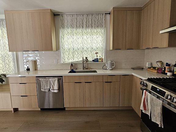 4th image of 812 N Curson Ave