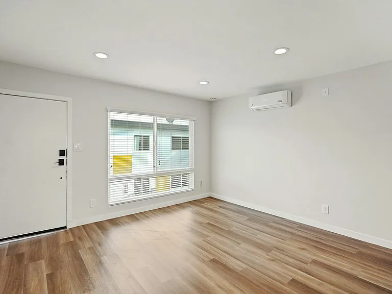 1358 W 36th St #4 — Photo 7