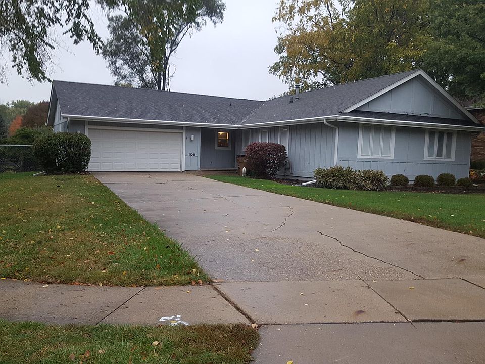 Front or street view of house and driveway