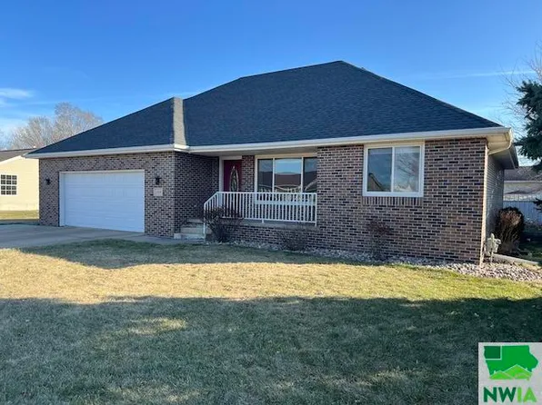 1109 Hawthorn St, Vermillion, SD 57069