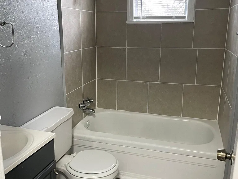 215 Guthrie St — Photo 8