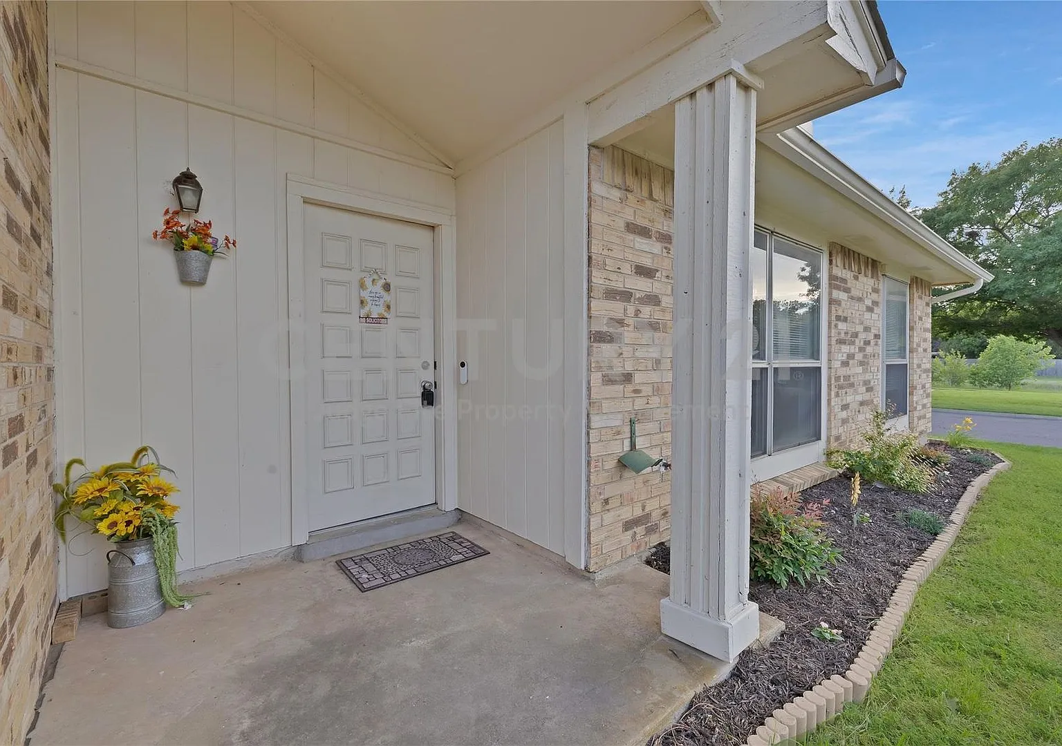 Sparkling Pool And Utilities Included...Wow! Beautifully Updated 4/2/2 With Sparkling Pool In For... — Photo 3