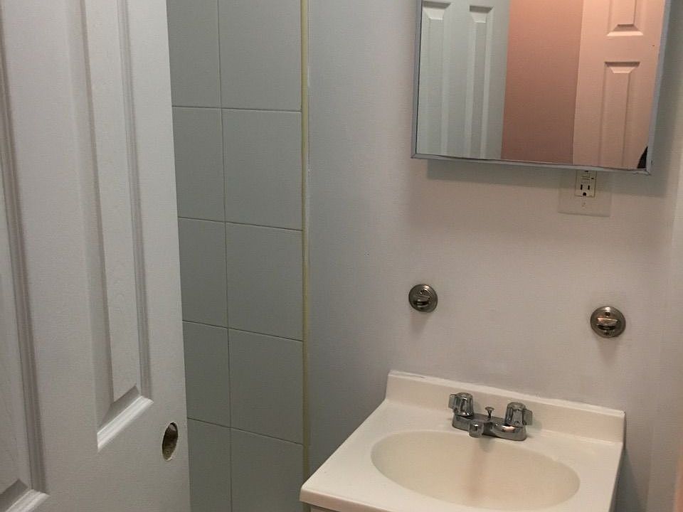 1st image of 324 W 49th St APT 3RE