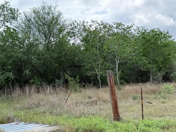9 Love Rd, Victoria, TX 77904