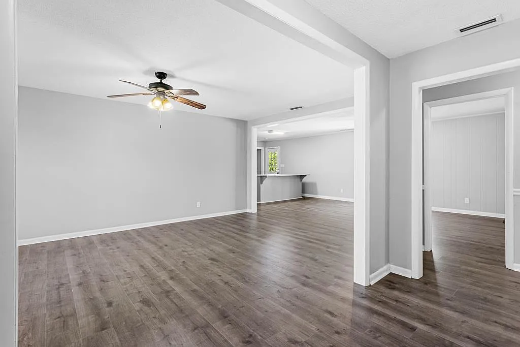 4 bed, 1977 sqft, $1,895 — Photo 3