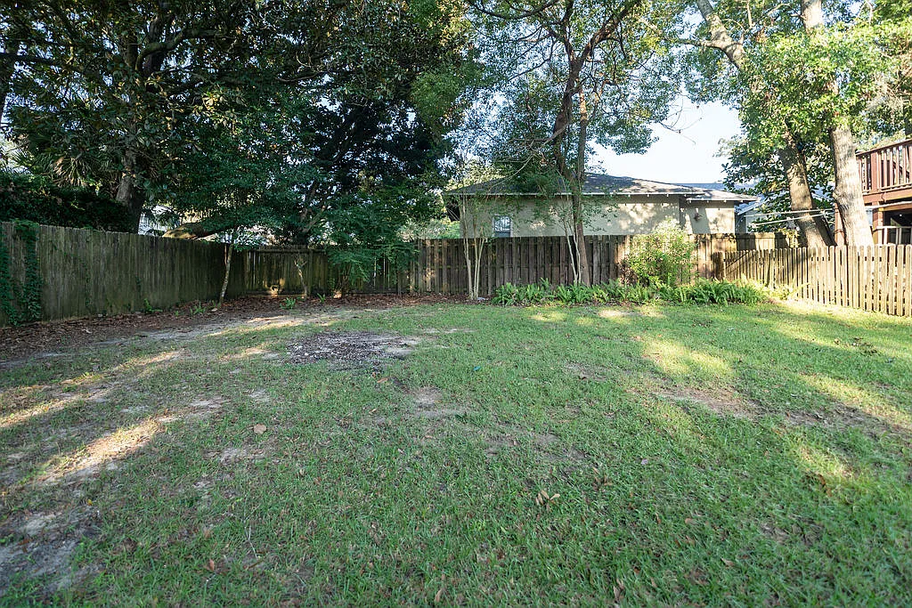 3 bed, 1369 sqft, $2,100 — Photo 3