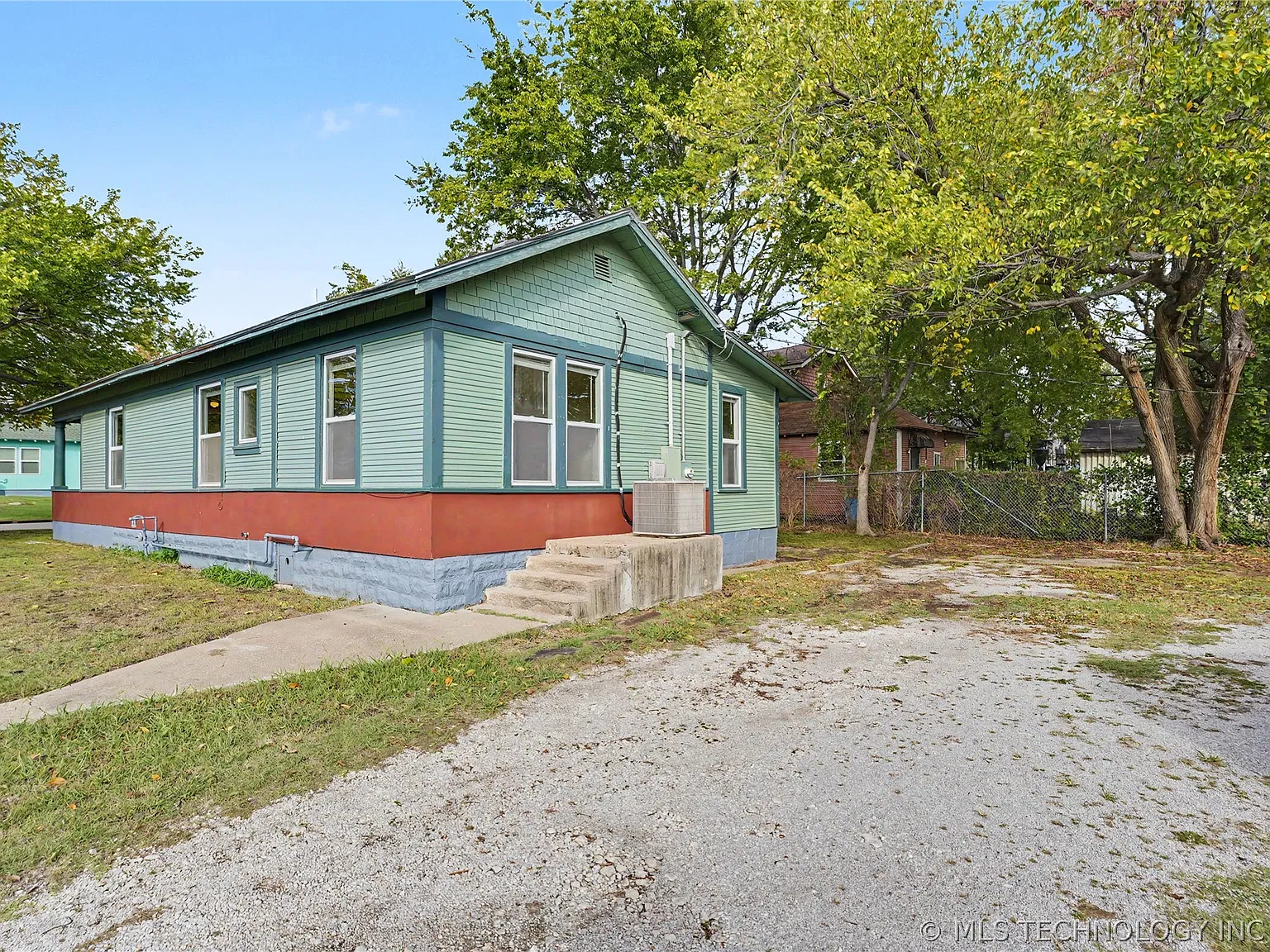 3 bed, 2.0 bath, 1144 sqft, $1,400 — Photo 3
