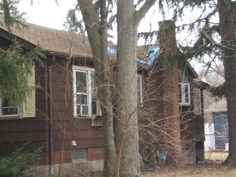2nd image of 1925 E Division St
