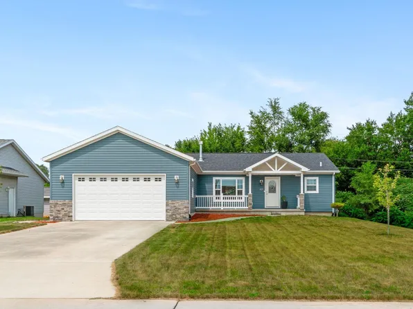 829 Jakob Ln, Elk Run Heights, IA 50707