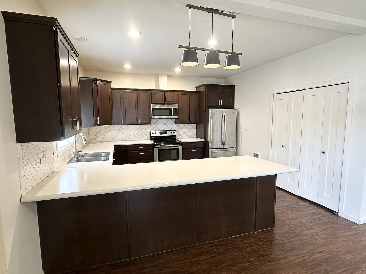 5 bed, 1745 sqft, $1,999 — Photo 4