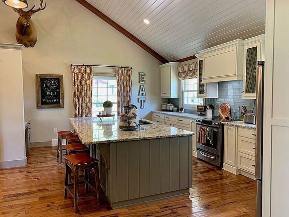 3rd image of 909 Smith Ct