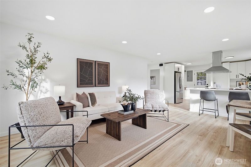 4th image of 929 E 63rd Street