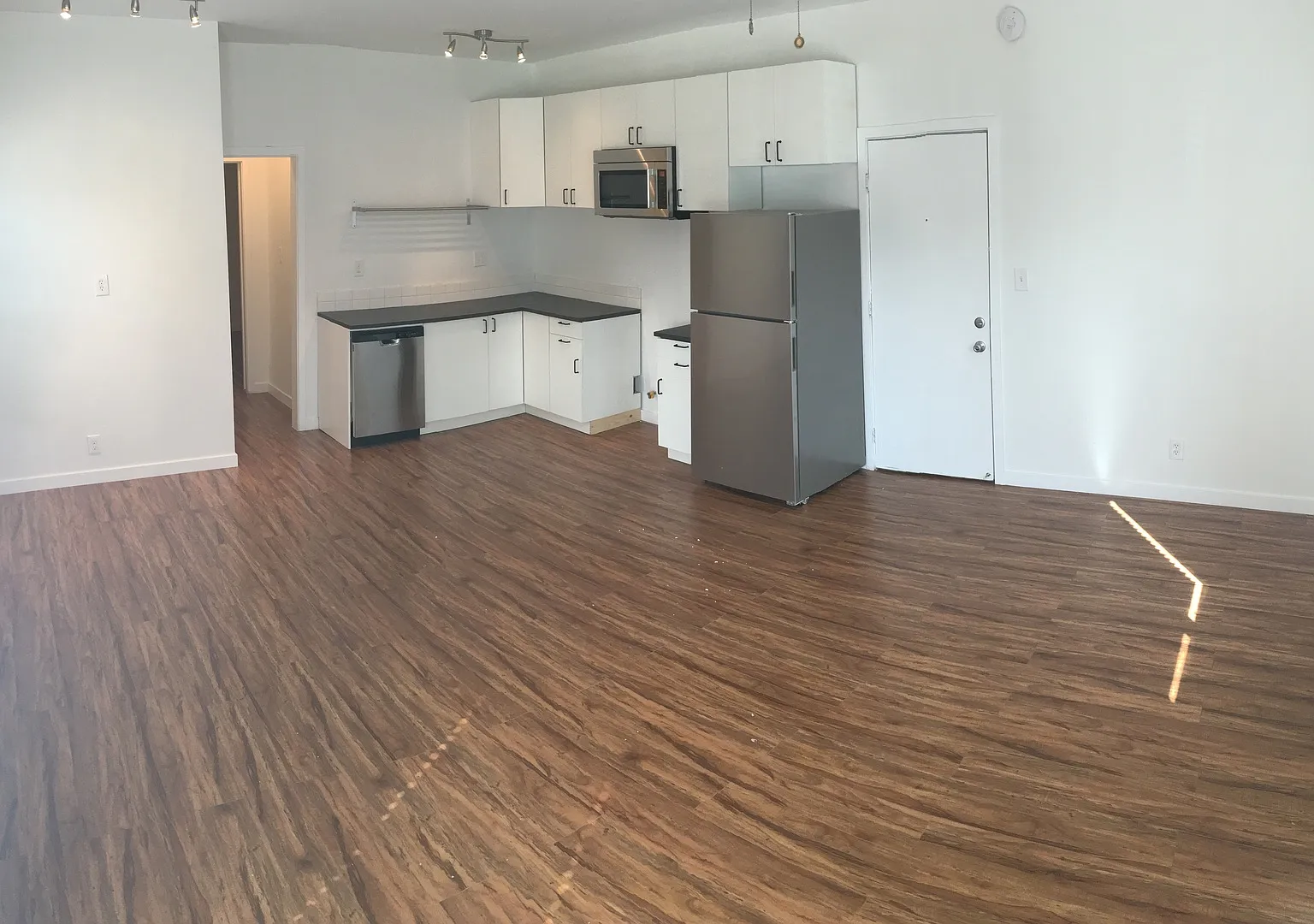 Comfort and Convenience in Lincoln Heights at 2431 Sichel Street — Photo 2