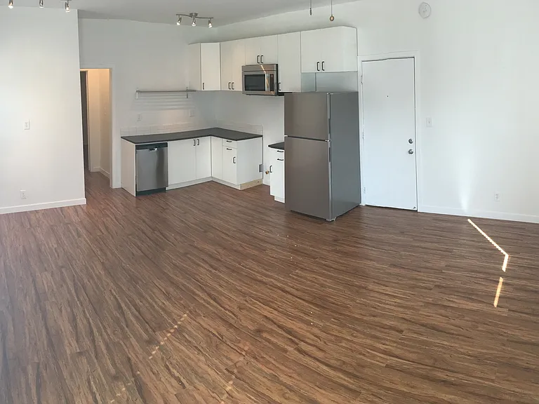 2431 Sichel St — Photo 2