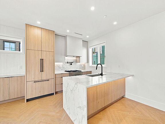 4th image of 646 E 23rd Ave #3