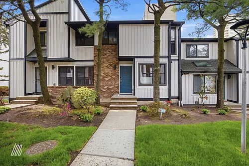1503 John St Photo 1