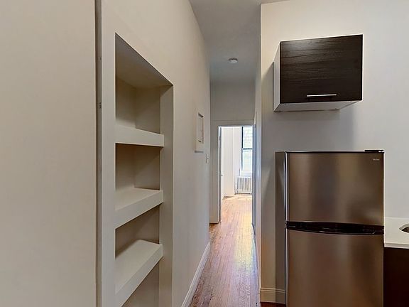 3rd image of 212 W 80th St #2ER