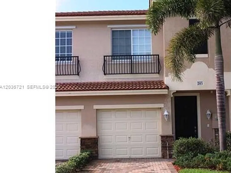 211 Las Brisas Cir #211 — Photo 3