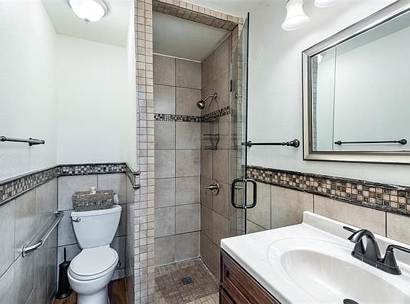4th image of 204 E D Ave