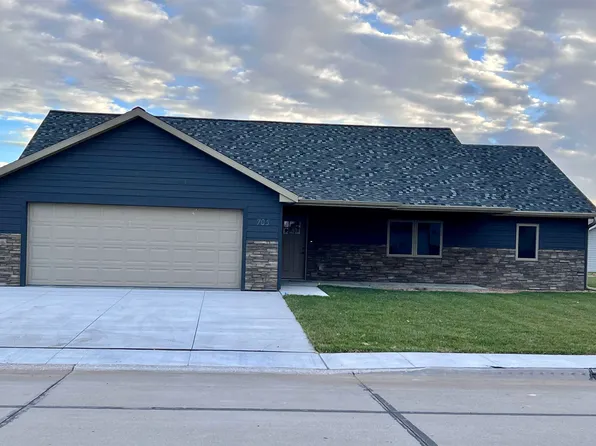 705 E 19th St, Cozad, NE 69130