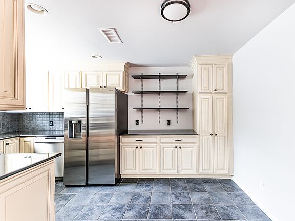 5th image of 12113 Greenway Ct APT 302