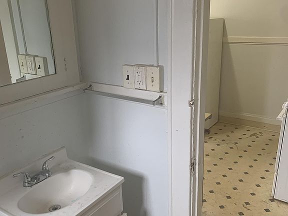 3rd image of 122 Wayne St #3