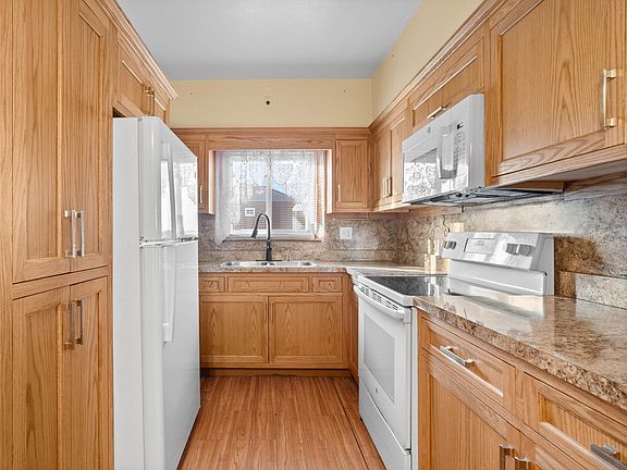 3rd image of 136 Wood St
