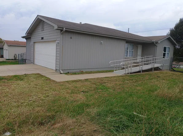206 SE 40th Ter, Topeka, KS 66609