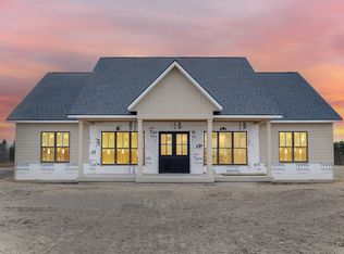 1886 Freesia Ln, Pella, IA 50219