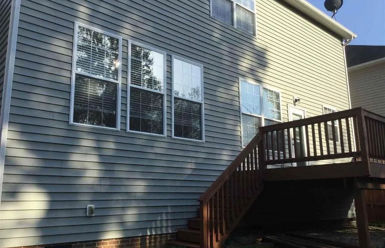 3 bed, 2.5 bath, 2200 sqft, $2,150 — Photo 2