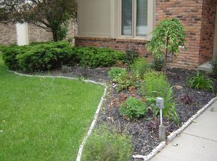 7048 Indian Creek Dr, West Bloomfield, MI 48322
