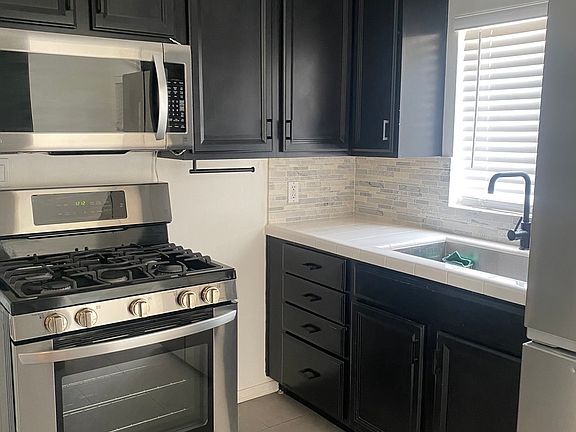 4th image of 3031 1/2 Division St