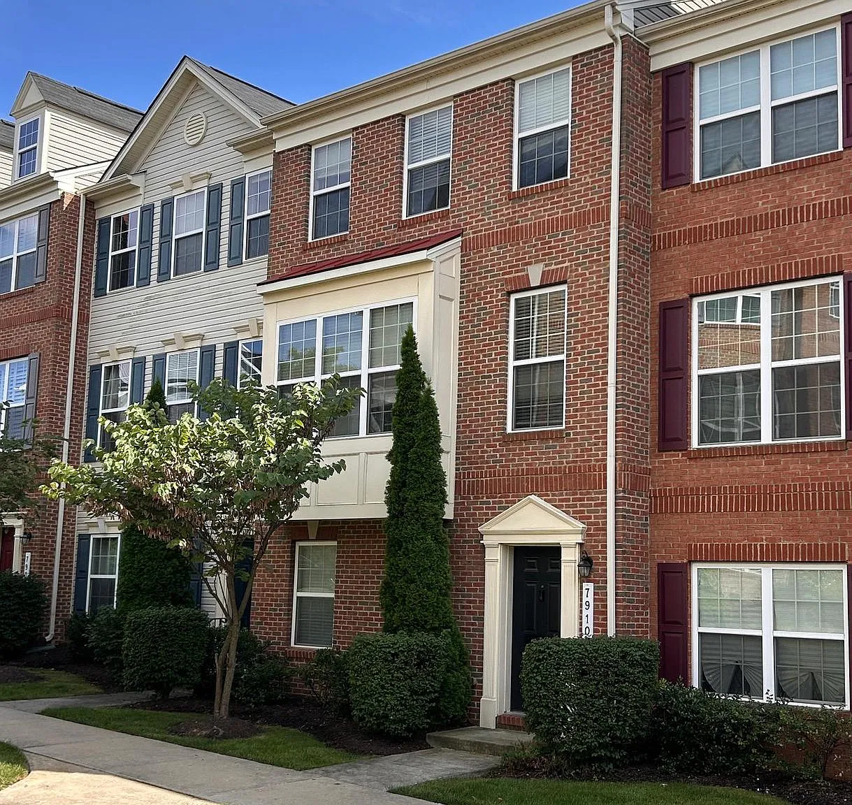 4 bed, 3.5 bath, 2000 sqft, $3,500 — Photo 2