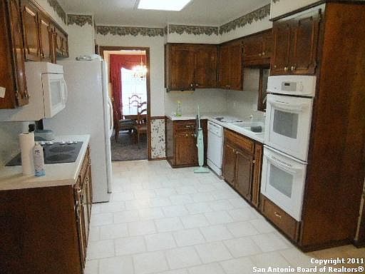 5th image of 401 PARK OAK DR
