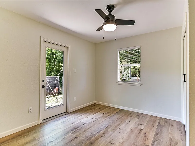 2408 E 9th St — Photo 9