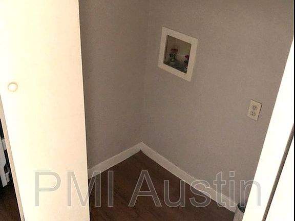 3rd image of 906 N Lbj Dr APT 2