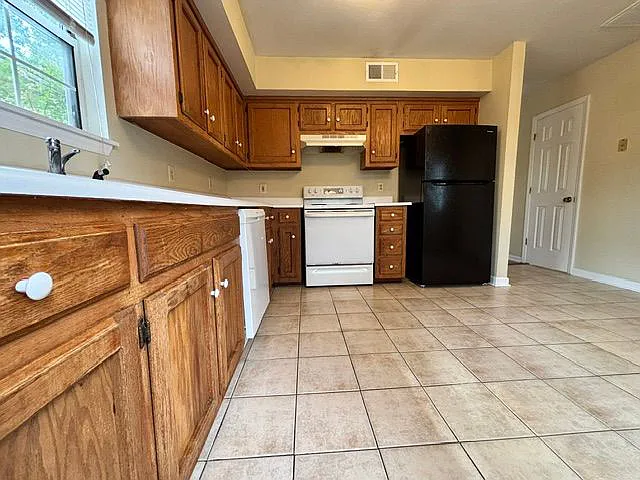 211 Hillside Ct — Photo 8