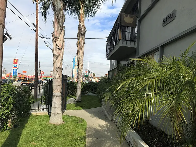 6340 Vineland Ave — Photo 17