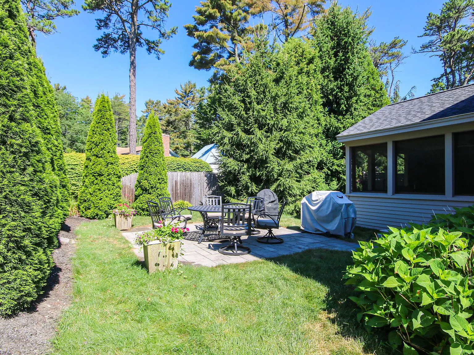 4 bed, 1800 sqft, $2,600 — Photo 2