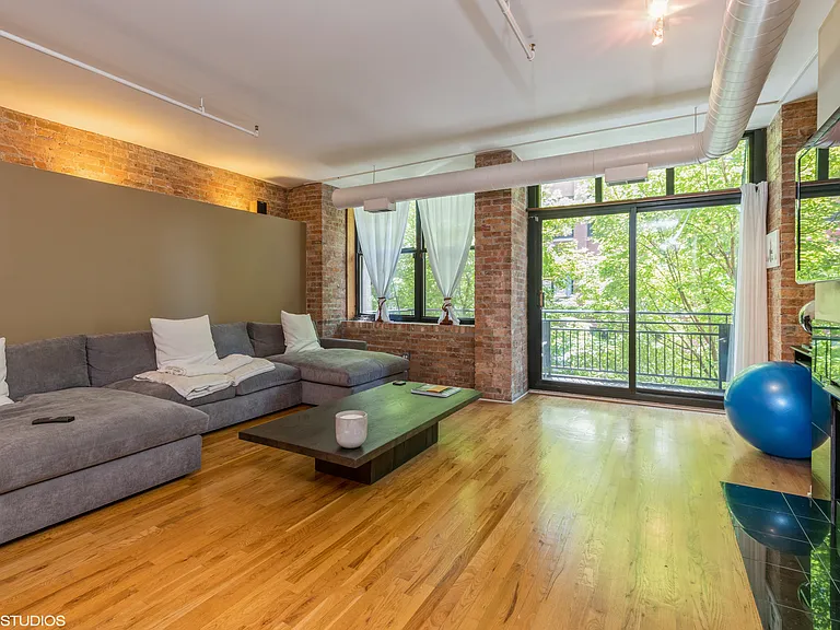 520 W Huron St #216 — Photo 2