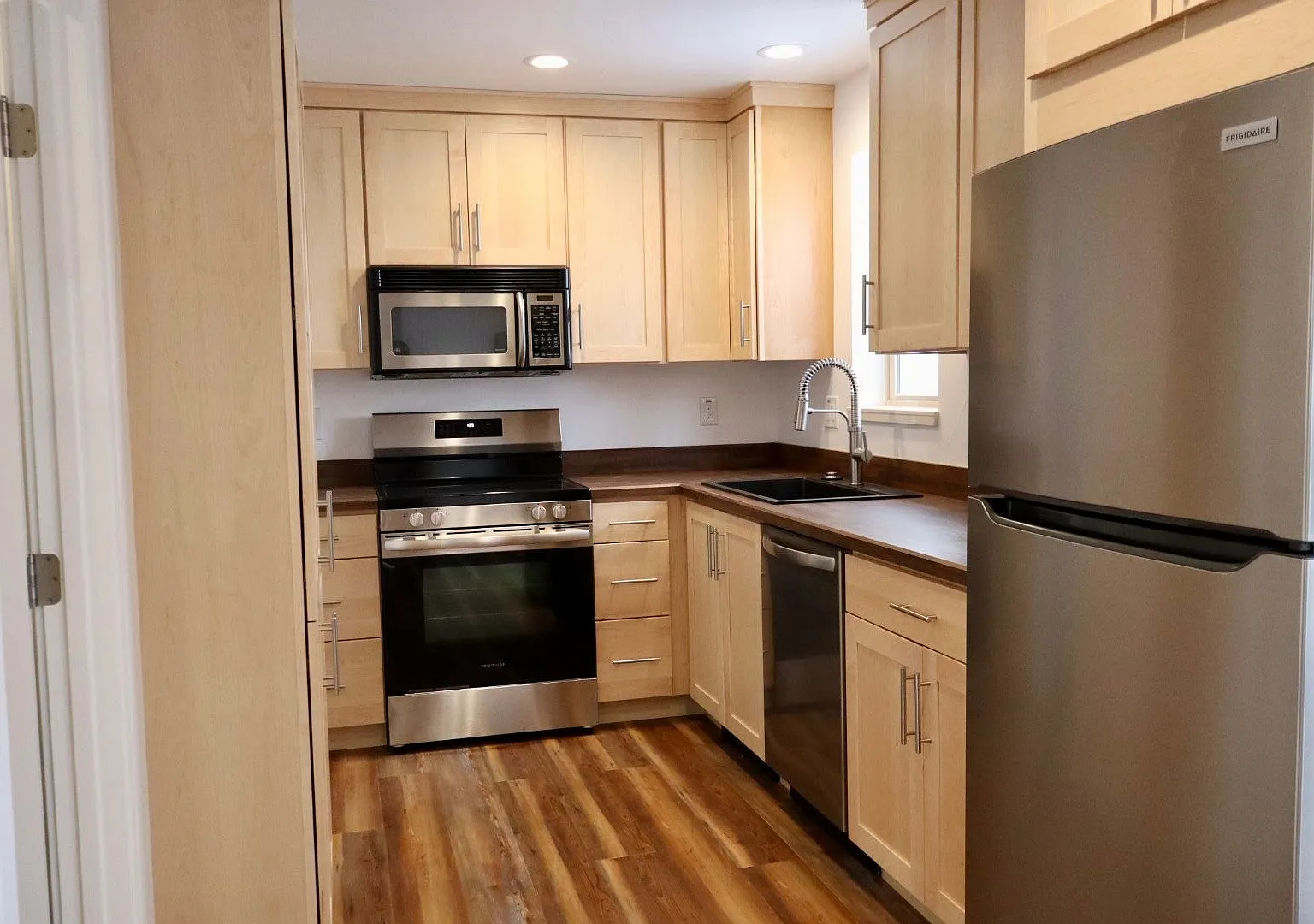 Adorable 2 bed 1 bath available near hospitals — Photo 4