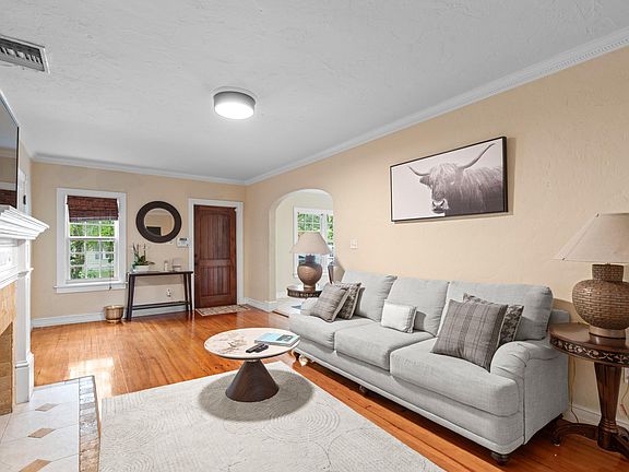 5th image of 217 Lytton Court